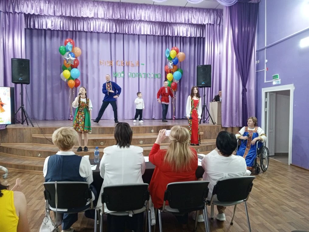В Хохлово проходит окружной семейный вакальный фестиваль «Моя семья – моё богатство». 

Участвуют 11