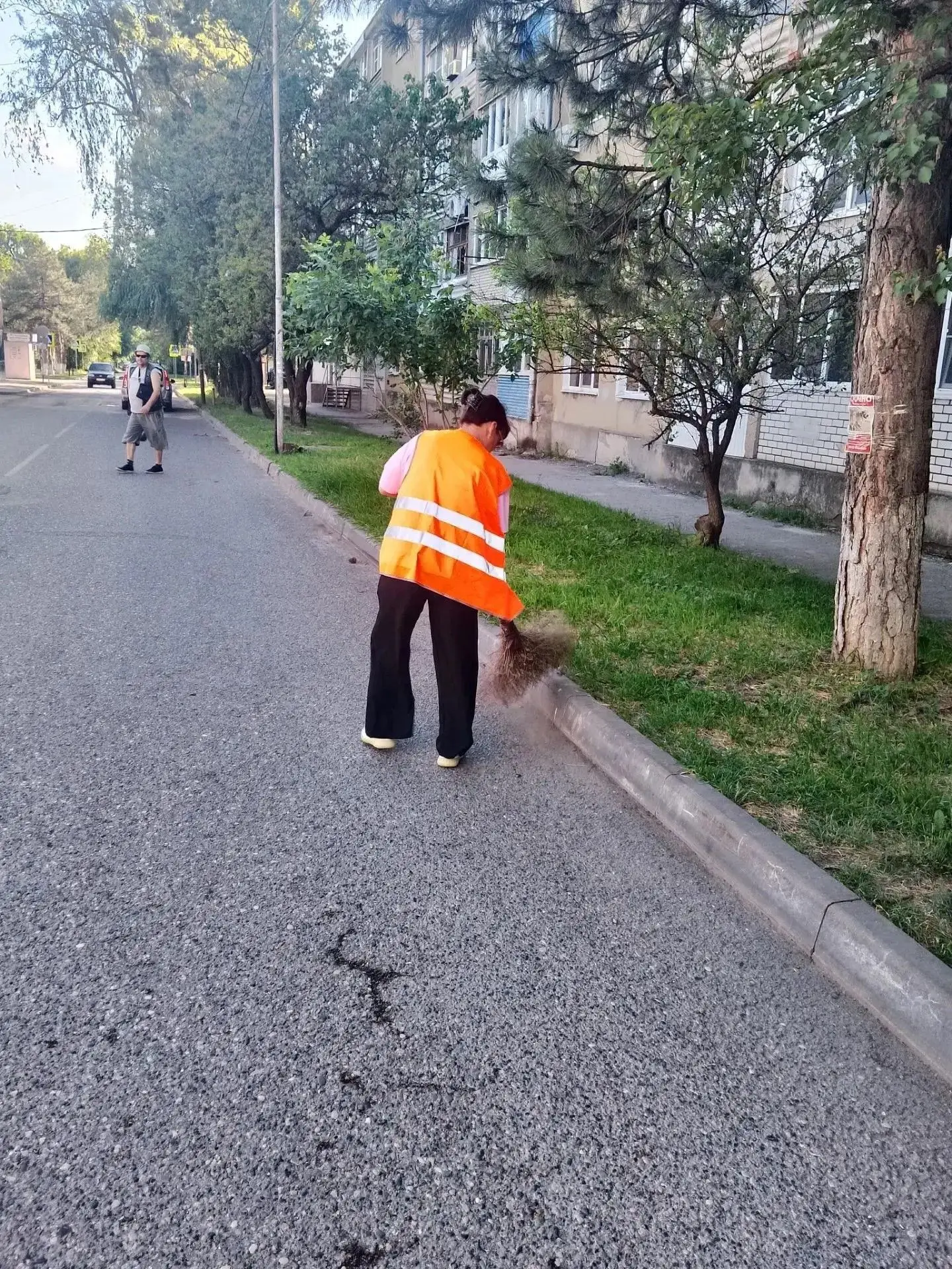 Наводим порядок на улицах нашего города. Ежедневно проводятся работы по уборке обществе...