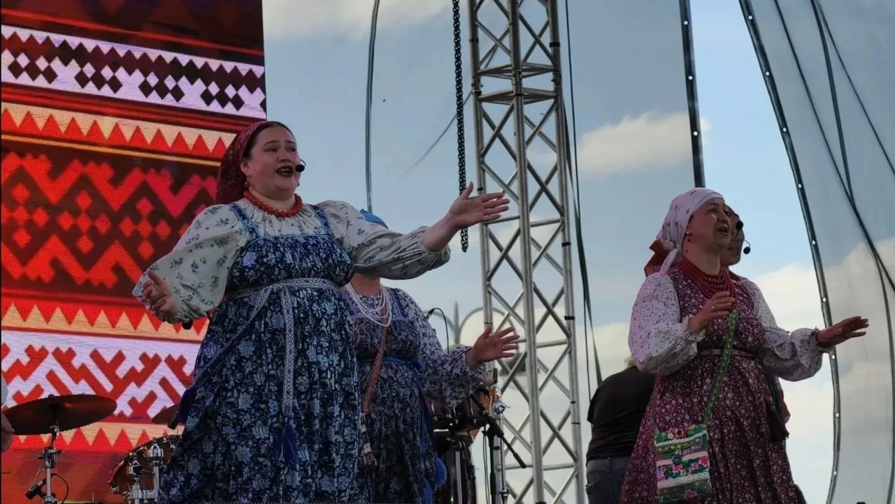 А на набережной сегодня проходит фестиваль Дружбы Народов.

Масштабное шествие, национальная кухня и