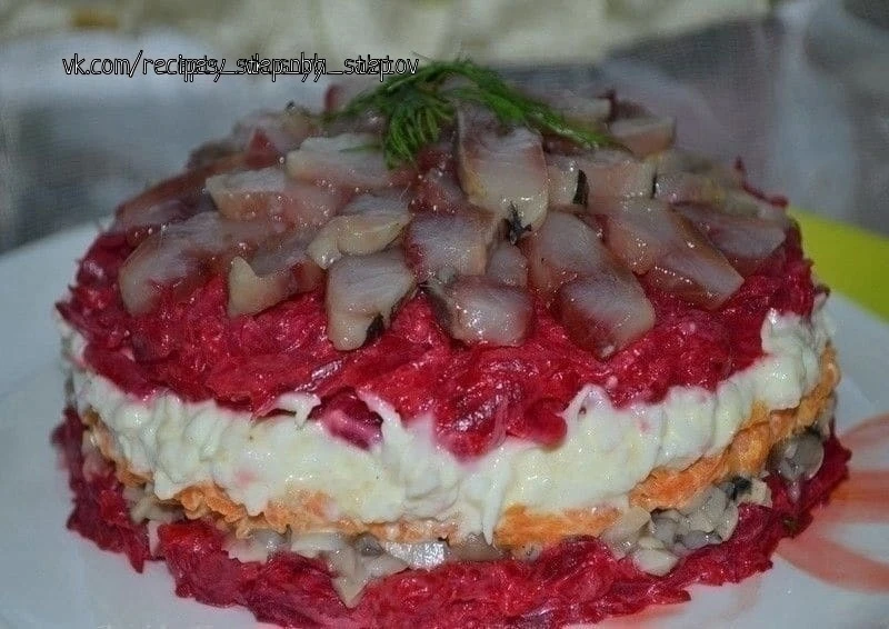 Салат с сельдью даже вкуснее, чем обычная и привычная нам "селедка в шубе"!