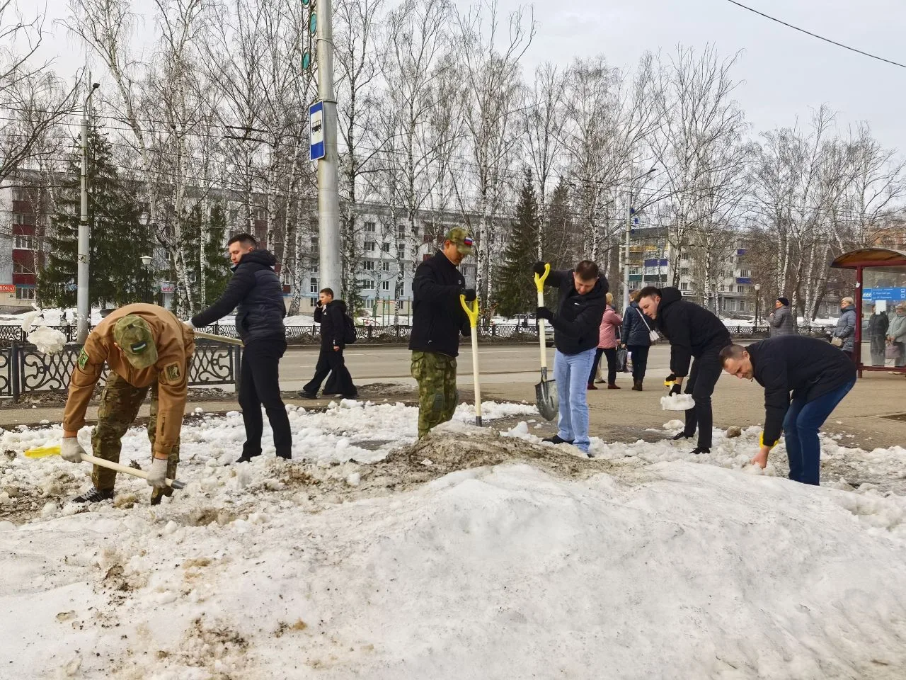 Стерлитамак сегодня вышел на первый весенний субботник. Рыхлили снег, собирали мусор, оставшийся пос