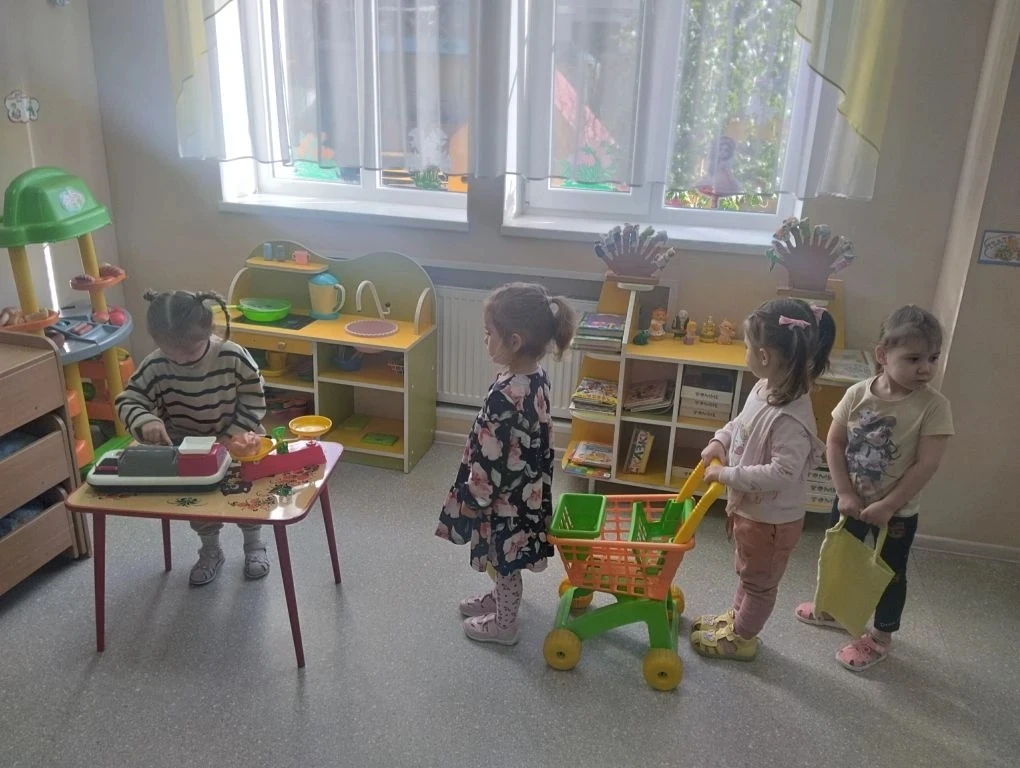 В ДОУ дети знакомятся с различными профессиями. Это беседы, сюжетно - ролевые и дидакти...