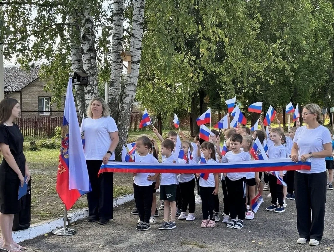 🎉 Забег ко Дню Государственного флага РФ в нашем детском саду! 🎉