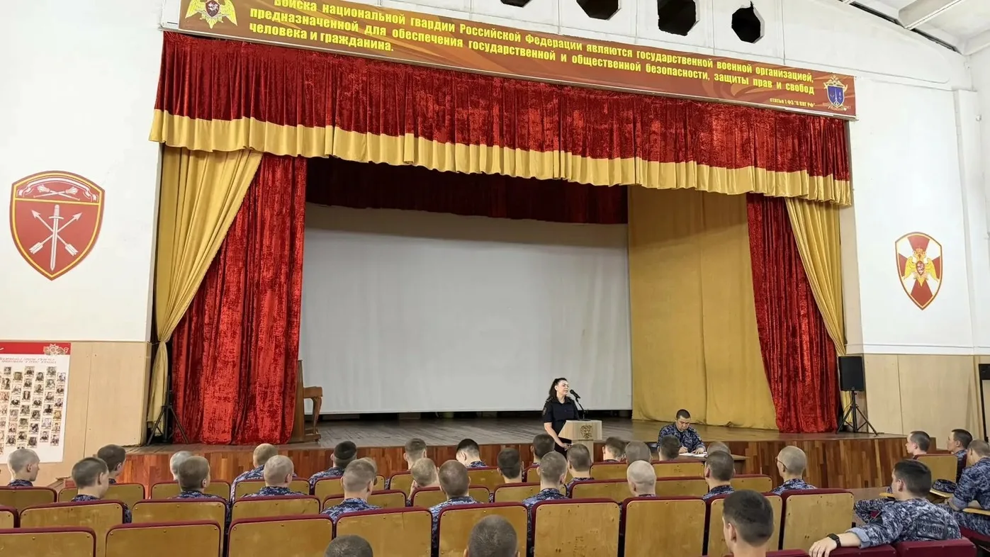 Транспортные полицейские столичного Курского вокзала рассказали о вреде наркотиков и ответственности