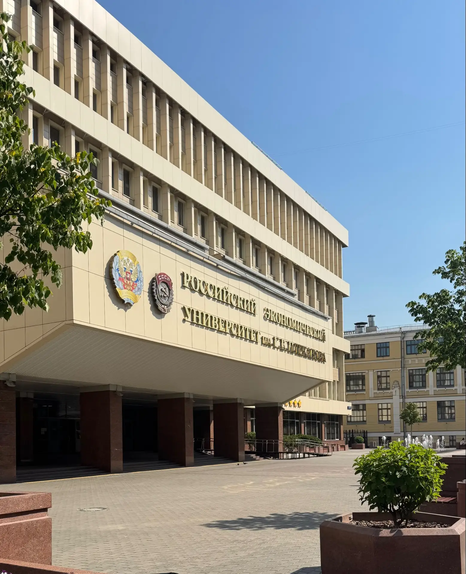 Сегодня работаем здесь📍

Первый день работы в составе итоговой аттестационной комиссии РЭУ им.Плеха