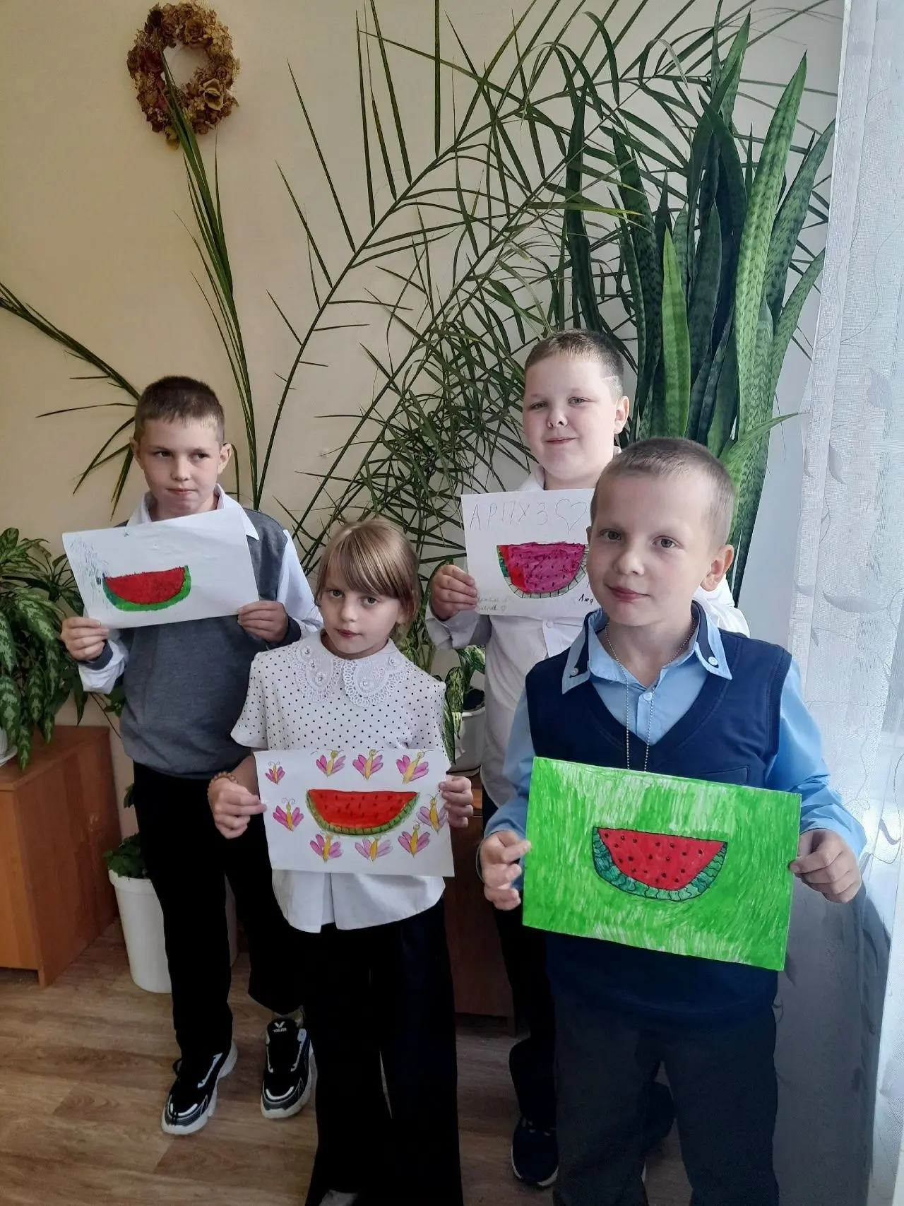 В ТО "Веселые краски" возобновились занятия. Юные художники рисовали сочные, яркие арбузы.