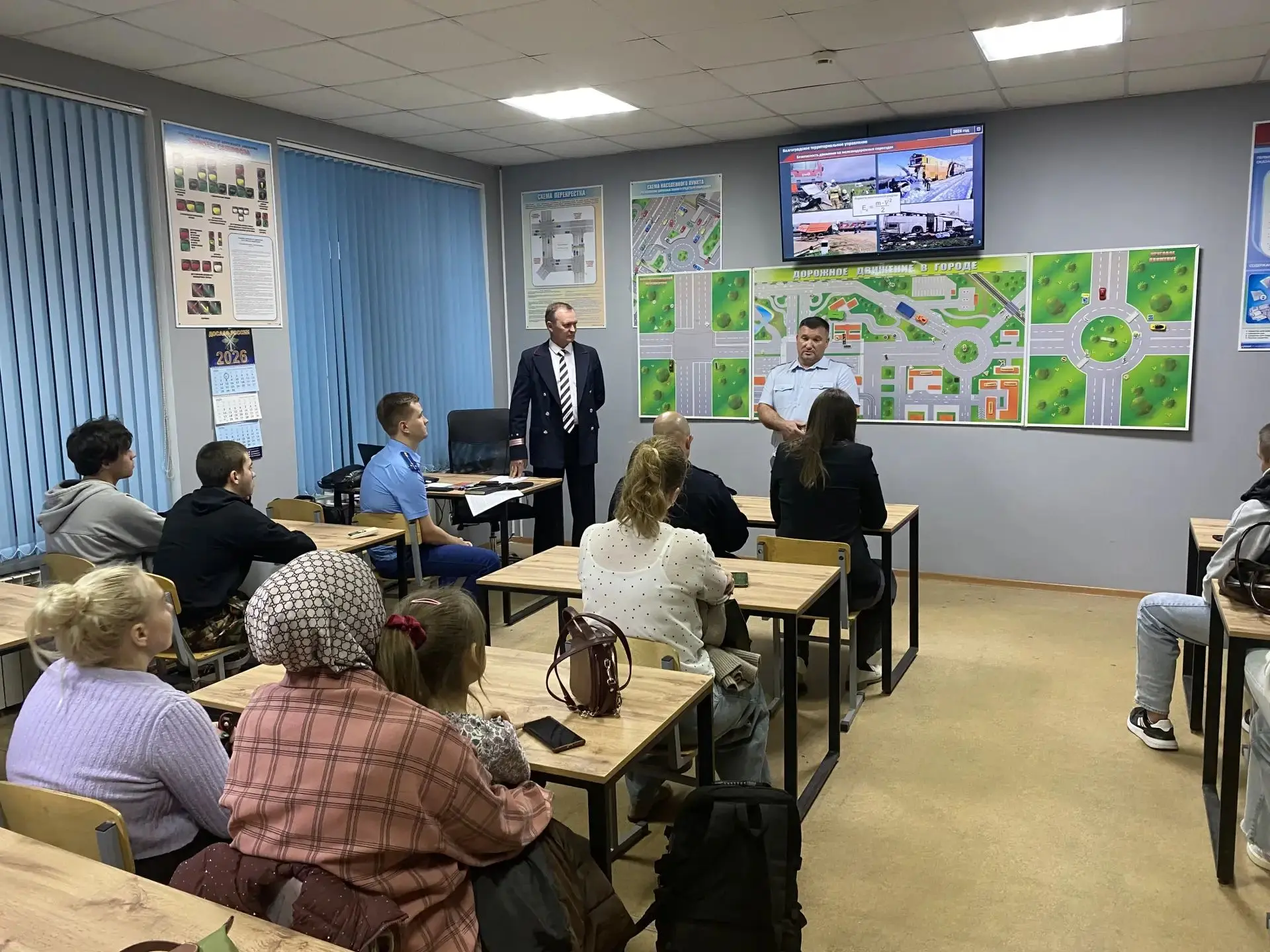 Слушателям волгоградской автошколы напомнили о правилах безопасного проезда через желез...