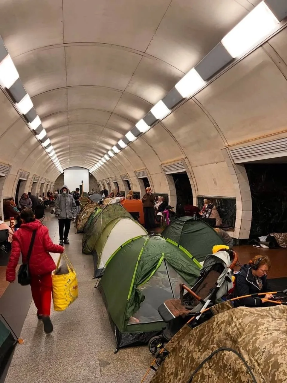 В метро Куïва ставят палатки для ночёвки на фоне предупреждений о массированных атаках  Зря, на само