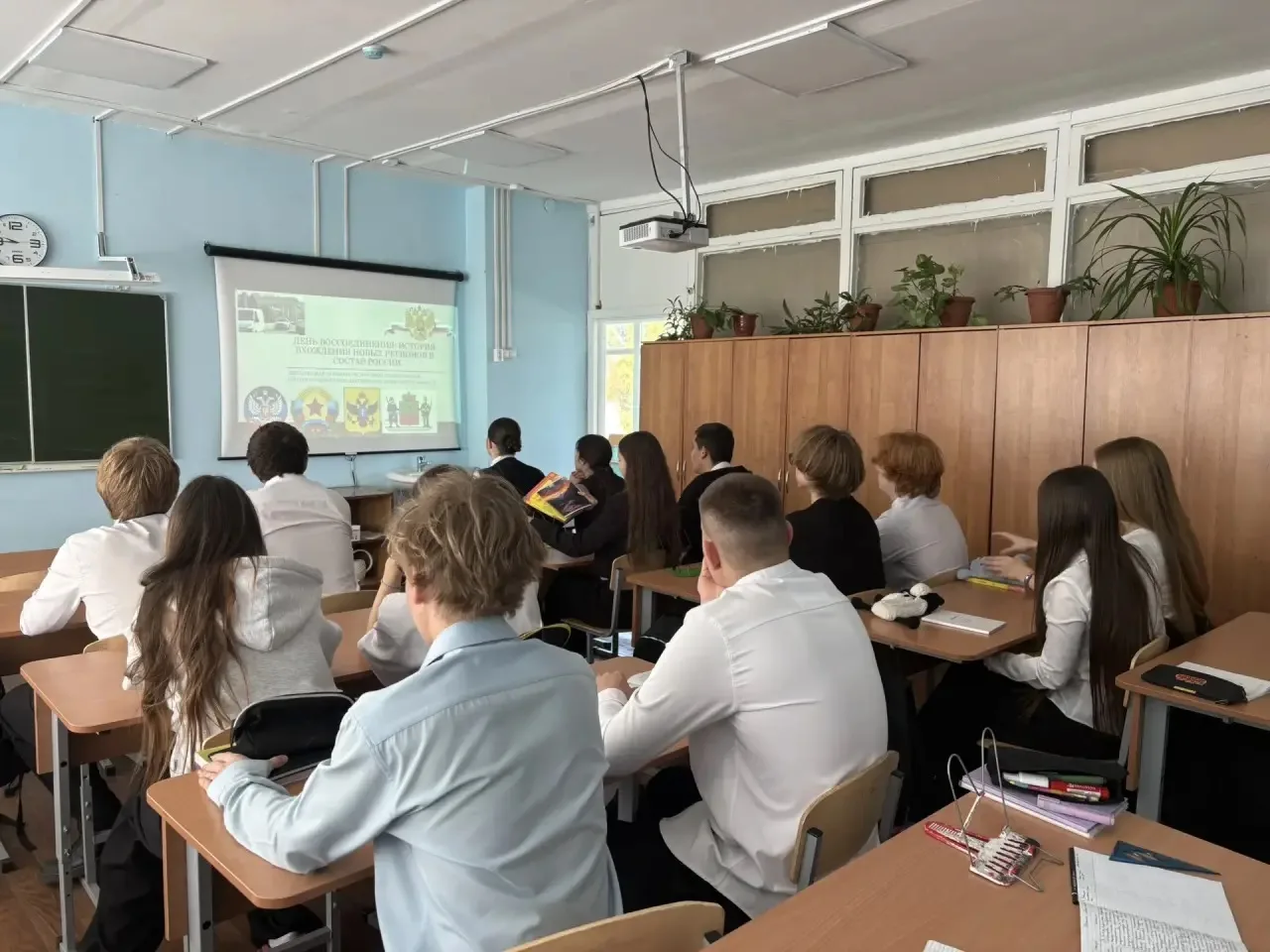 Четыре региона — одна история: урок и выставка ко Дню воссоединения 🇷🇺🕊️