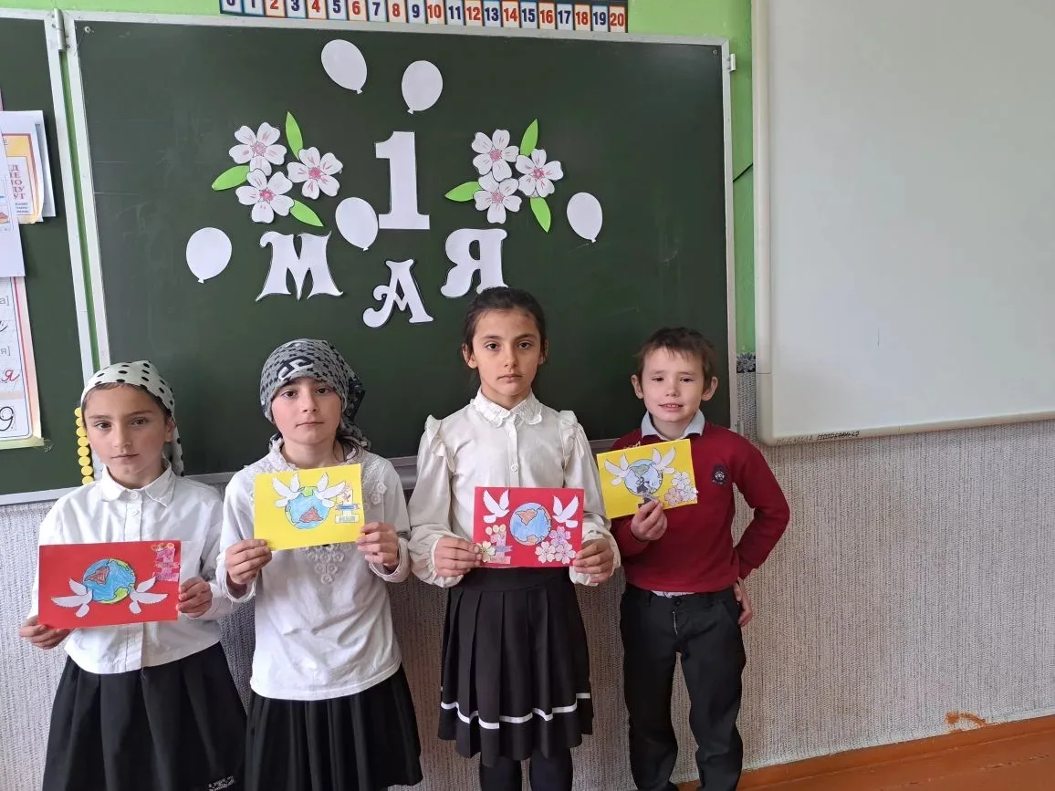 🌞Открытки, согретые теплом детских рук!

Что может быть нежнее, чем весенняя открытка, нарисованная