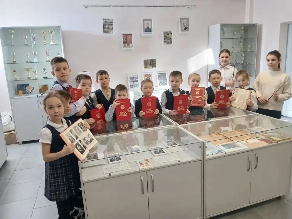 🇷🇺 В школьном музее продолжаются экскурсии, посвящённые Дню защитника Отечества! Экскурсоводы Ксения