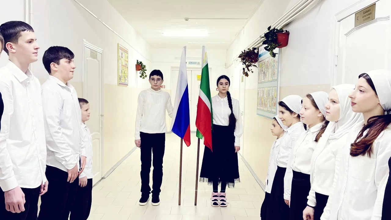Новая неделя в нашей школе началась с  линейки и поднятия государственных флагов под гимны Российско