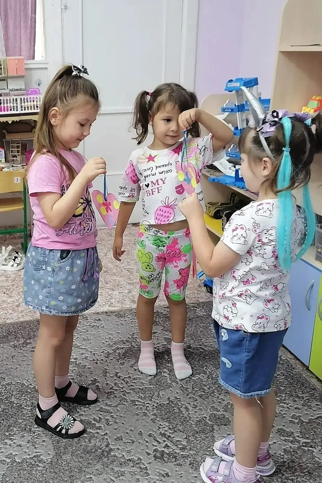 2️⃣4️⃣ июля – День подарков🎁 
Ребята групп "Ёлочка" и "Сказка" сделали подарки своими руками. Все д