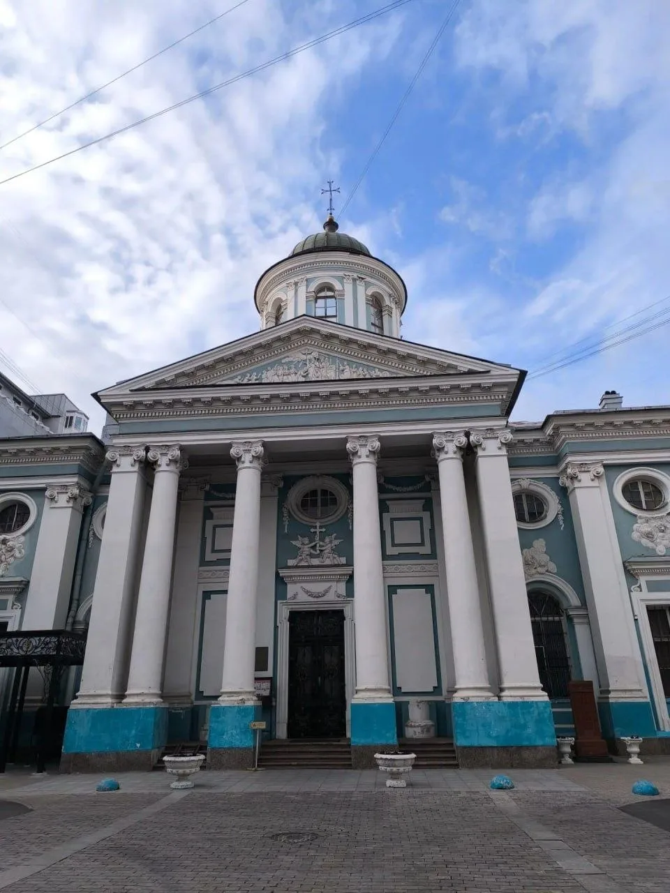 Экскурсия проходит в помещениях и прогулках, между ними !!!! Дождь не помеха !