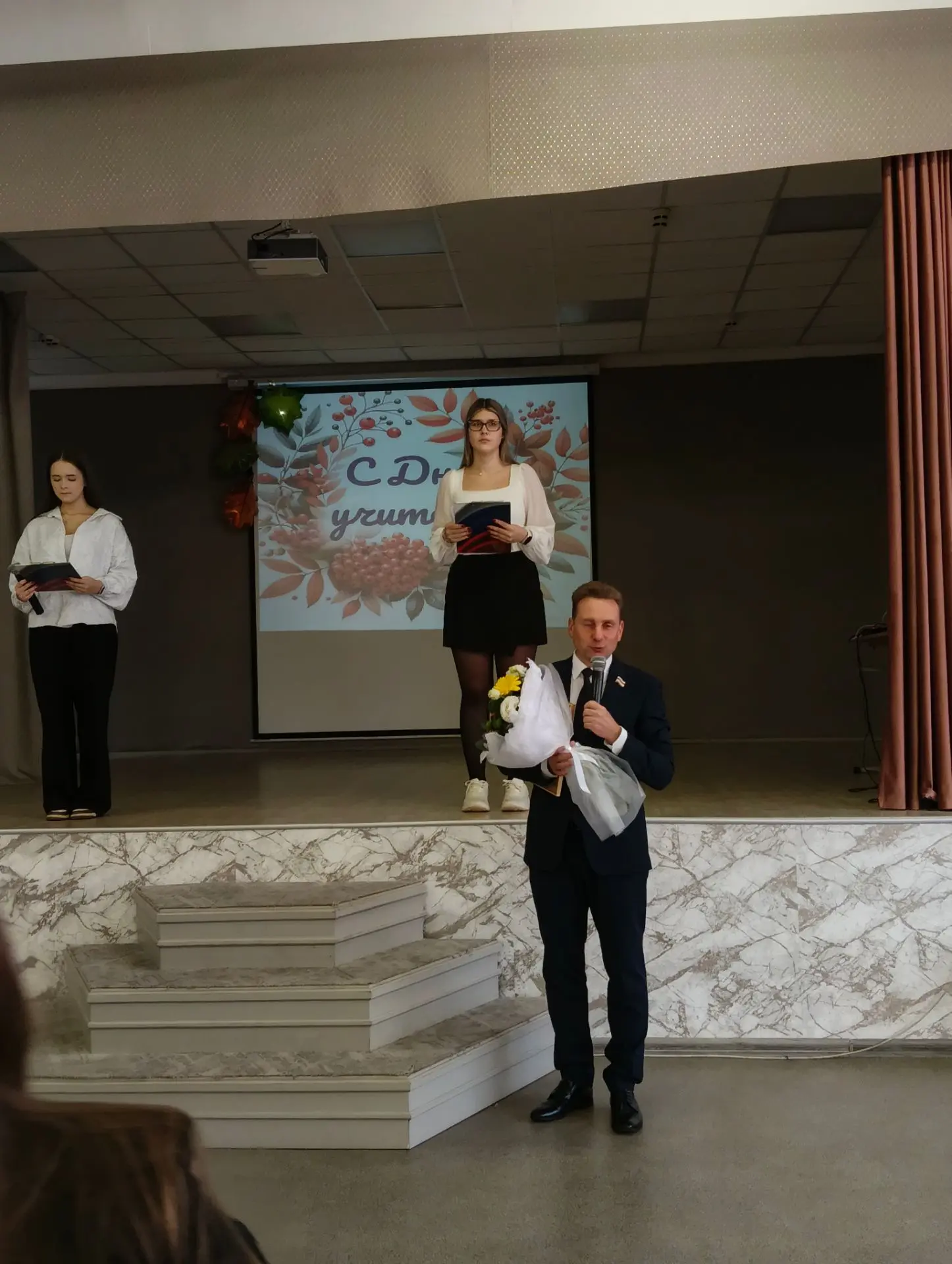 Сегодня в нашей школе мы поздравляли учителей и это самый трогательный праздник для каж...