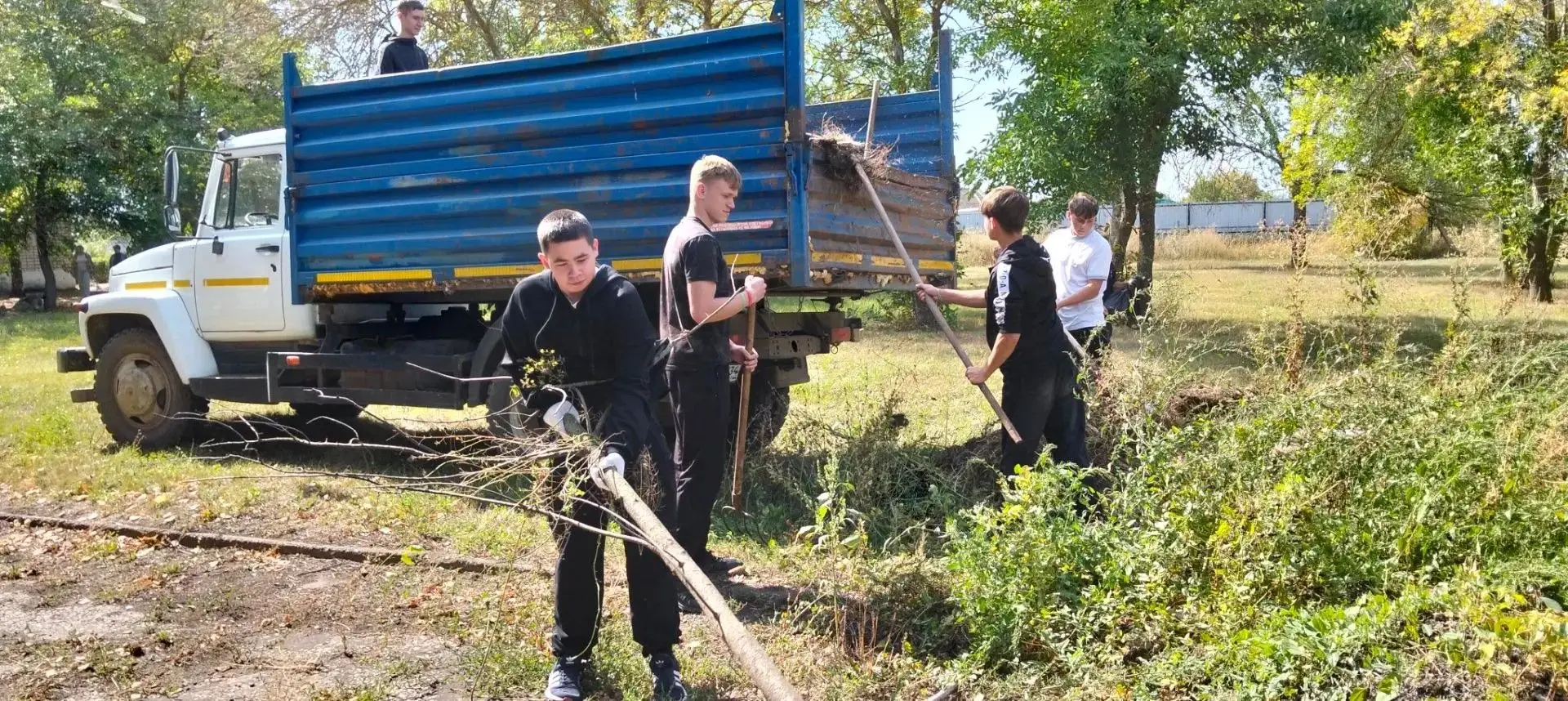 Субботник в МКОУ "Кленовская СШ": «Вместе делаем мир чище и красивее»
