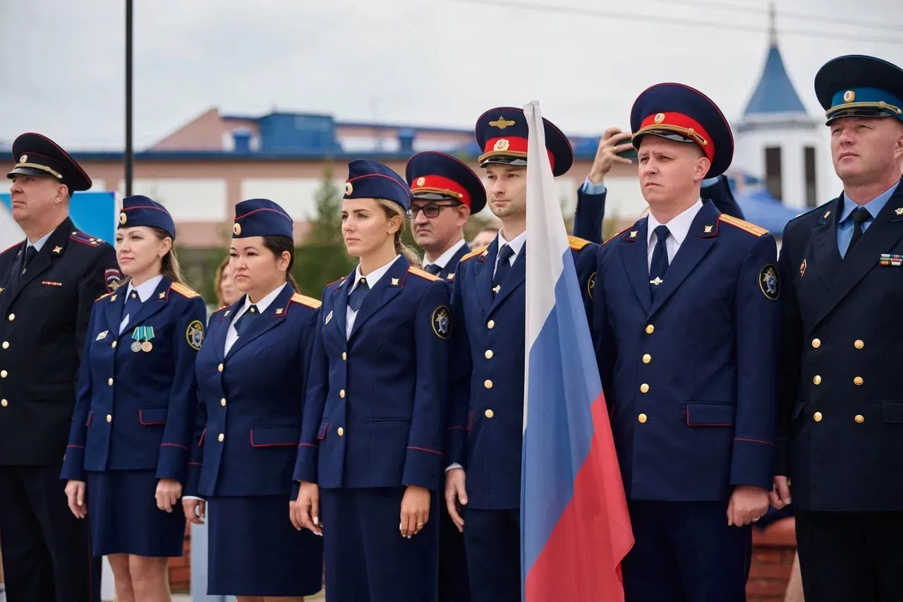 🇷🇺 Офицеры СК России по ЯНАО приняли участие в праздновании Дня Государственного флаг...
