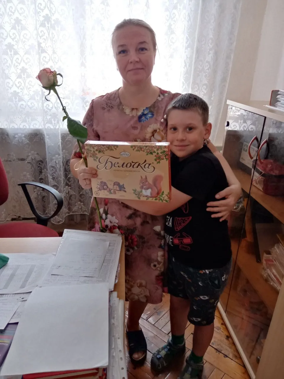🌹В нашем детском саду есть замечательная традиция:🎗️ воспитанники выпускных групп поз...
