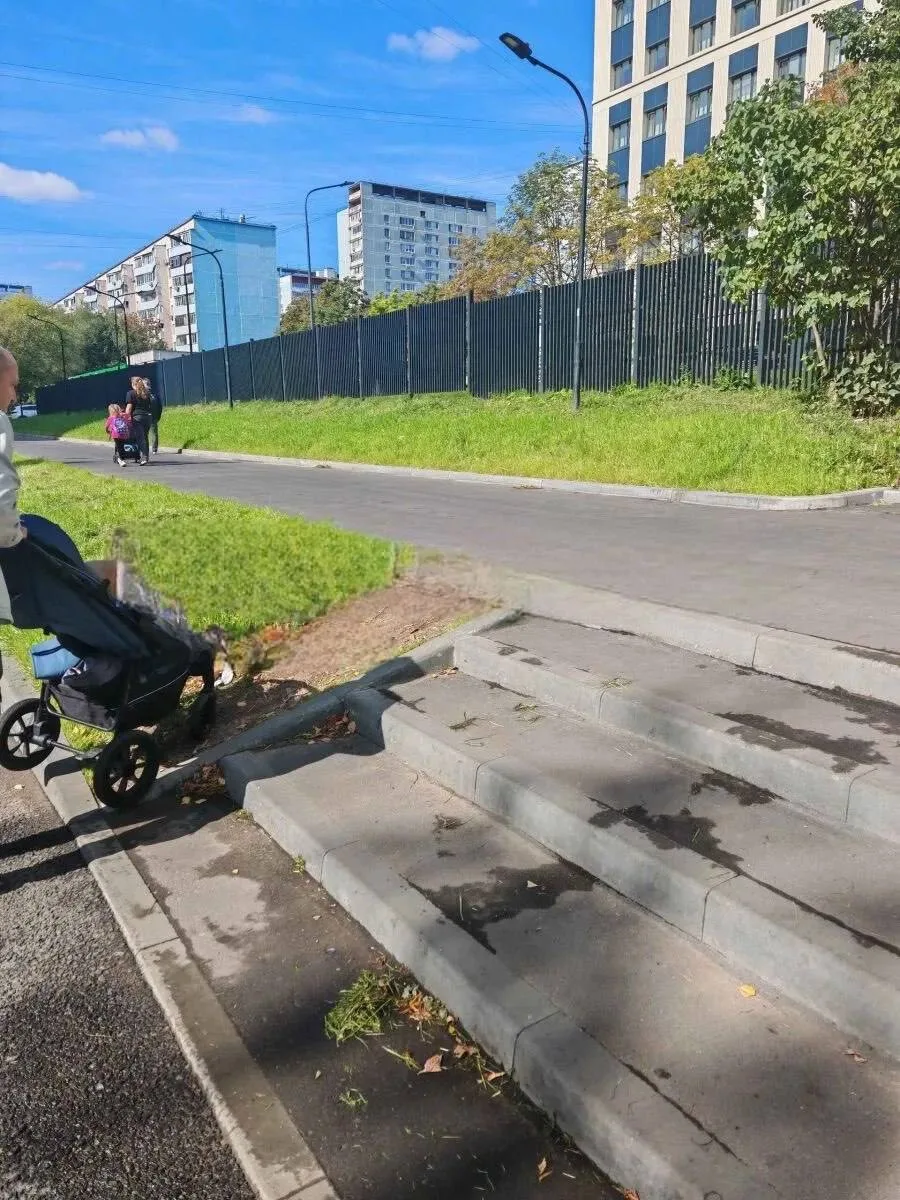 🛣 После ремонта дороги на Алтайской пропал пандус. Теперь местные спорят, нужен ли он.