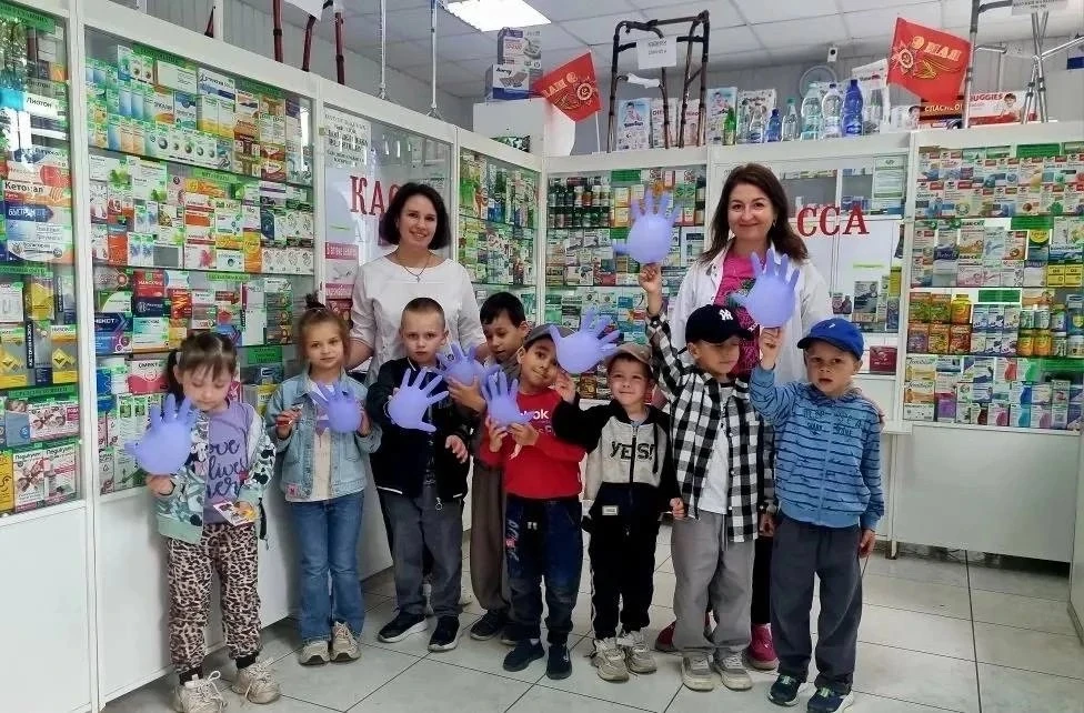 📍В филиале ЦРА №65 ГУП ЛНР «ЛУГМЕДФАРМ»состоялась познавательная экскурсия для воспитанников старше