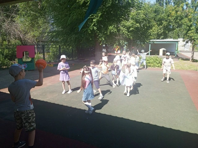 В группе «Бабочки» прошёл День весёлого настроения, который дети провели на свежем воздухе. Программ
