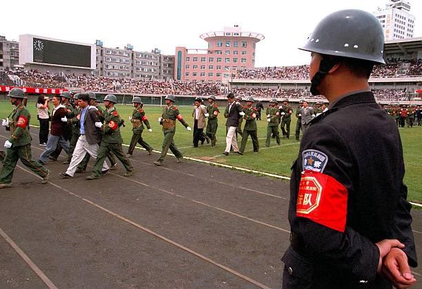 1990е годы - на стадионах публично зачитывают приговоры к смертной казни наркоторговцам. Наркотики т