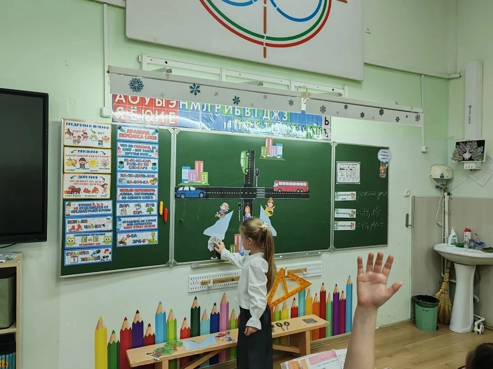 Сегодня на уроке кубановедения ребята 1 А класса рассказывали о том, как они безопасно добираются до