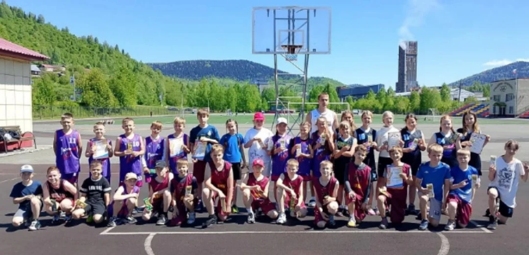 🏀Сегодня  на спортивной площадке стадиона «Горняк» прошли соревнования по баскетболу, посвящённые М