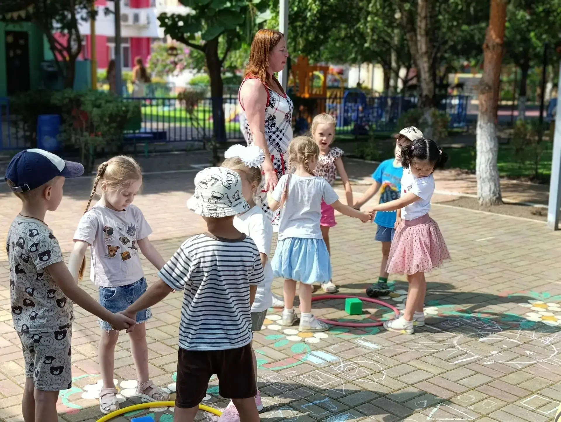 Яркие краски лета на асфальте!

В нашем детском саду прошло увлекательное мероприятие — рисование на
