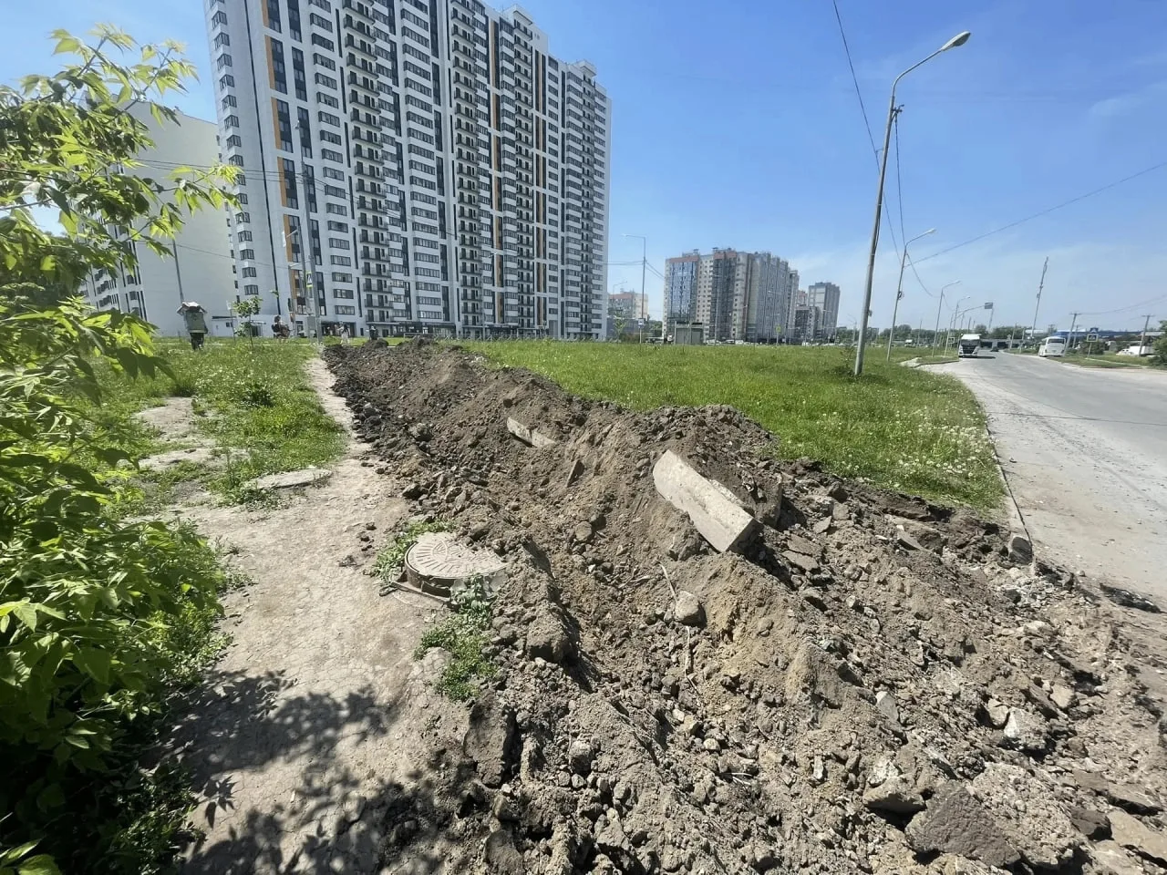 В Кировском районе начали делать новые тротуары в микрорайоне «Матрёшкин двор» - наконе...