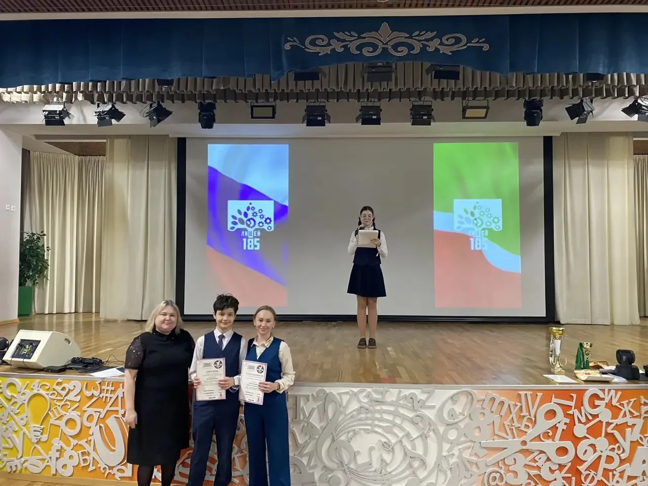 🌅 Традиционно утро понедельника в нашем лицее началось с церемонии выноса флага и исполнения гимнов 