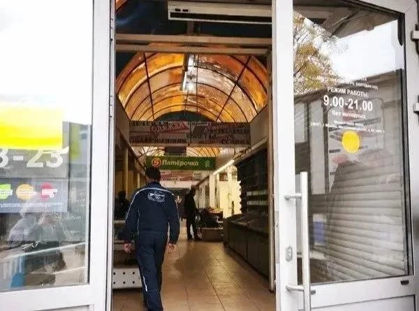 🏗️ Торговые ряды на улице Егора Абакумова закрыли