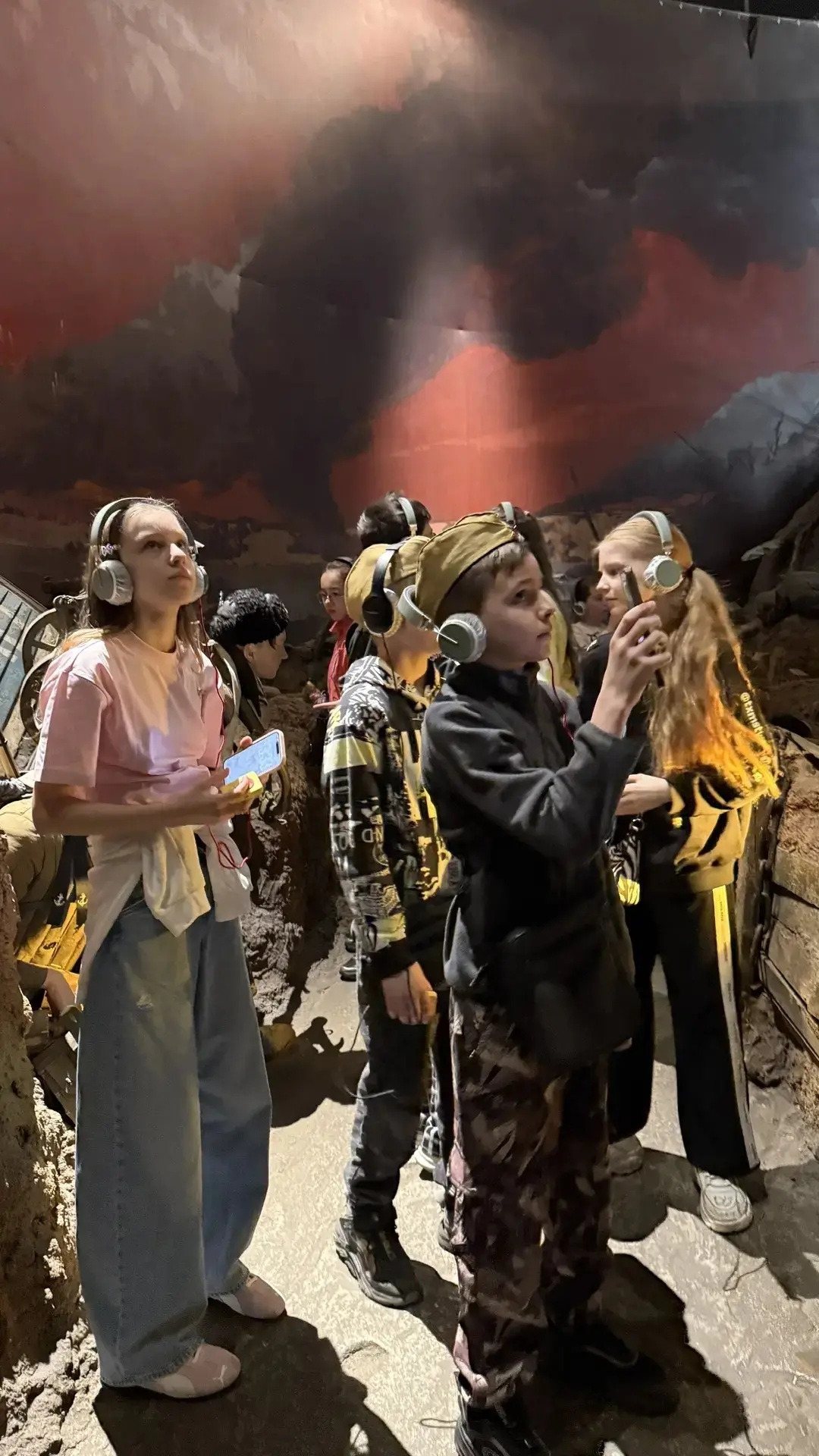 🎬 Путешествие в прошлое: 5 «М» на выставке «Пропавшие в кинохронике» 🏛️   Ученики 5 «М» класса побыв