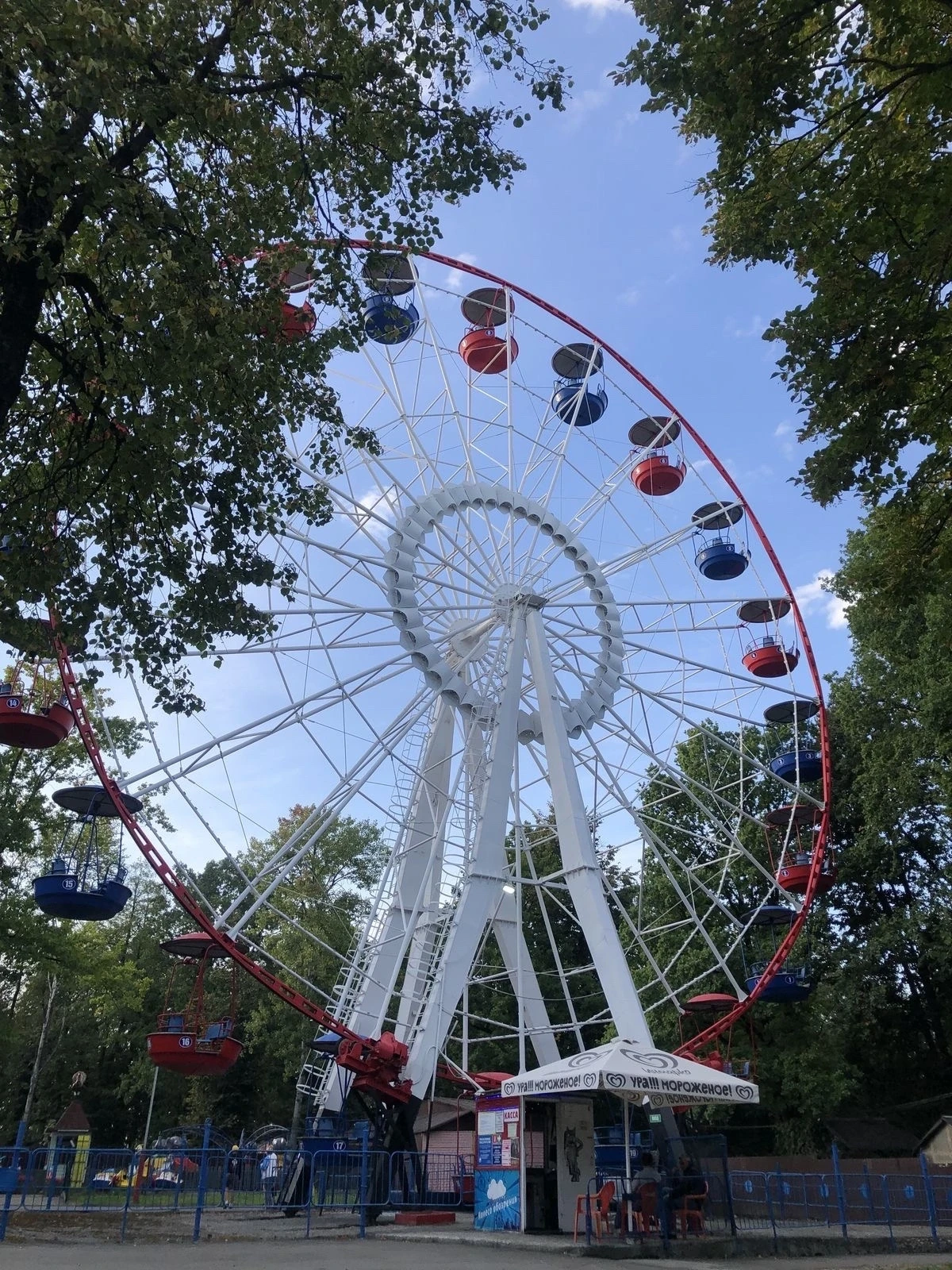 🎡КРУЧУ-ВЕРЧУ | ВСЕ УВИДЕТЬ ХОЧУ
 
Брянское колесо обозрения — ветеран. По архивным снимкам установи