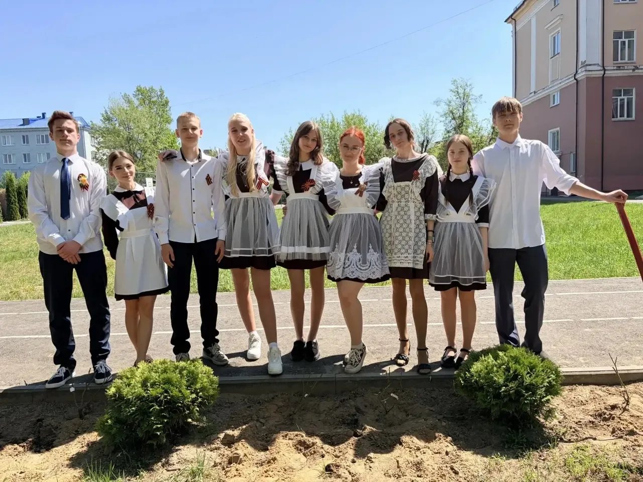 🌸 Розы на память: 11 класс оставил частичку души на школьном дворе.