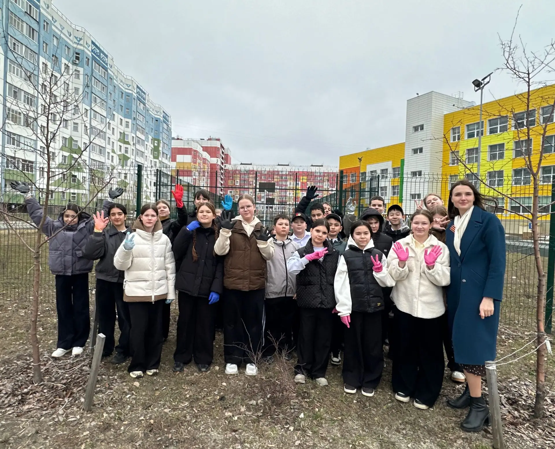 Солнечно на улице, весна-таки вступила в свои полноценные права! На территории Зелёной какая-то сума
