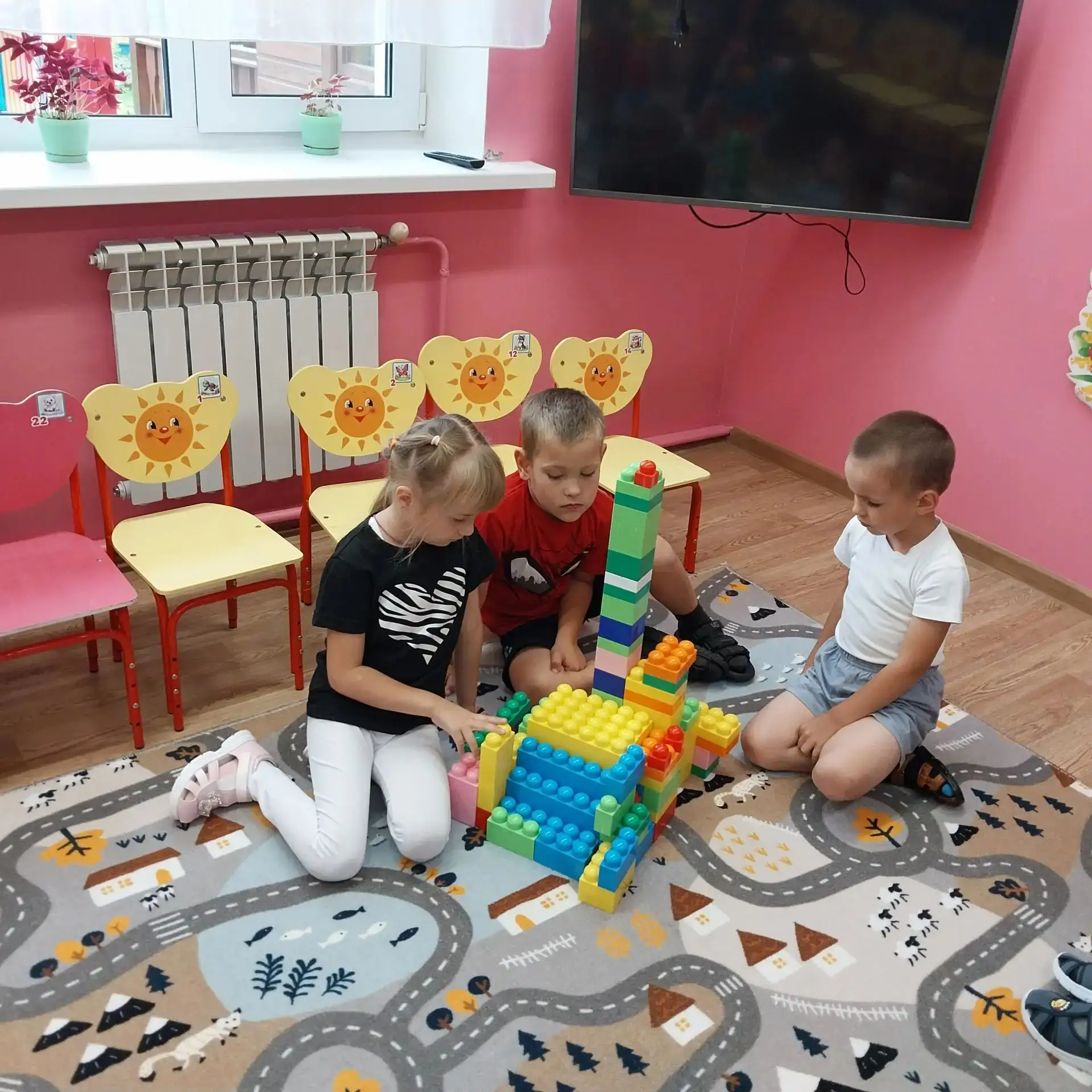 Собирать конструктор – дело увлекательное! Конструирование является наиболее естественн...