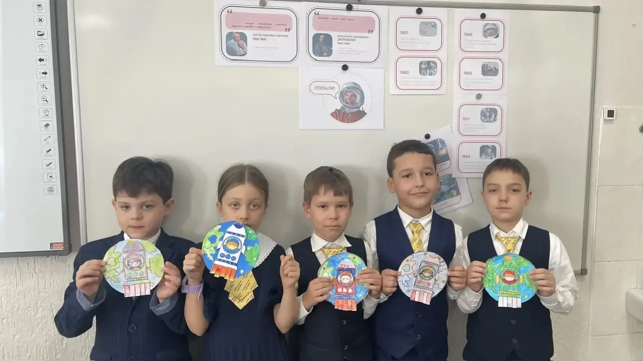 Продолжаем наши космические уроки! Сегодня учащиеся 1 Б класса мастерили ракету, вдохновившись первы