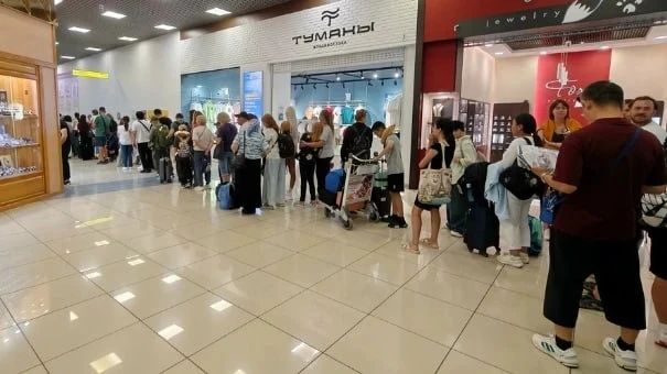 Ого! Во Владивостокском аэропорту гигантские очереди из-за нехватки сотрудников.   Сегодня утром аэр