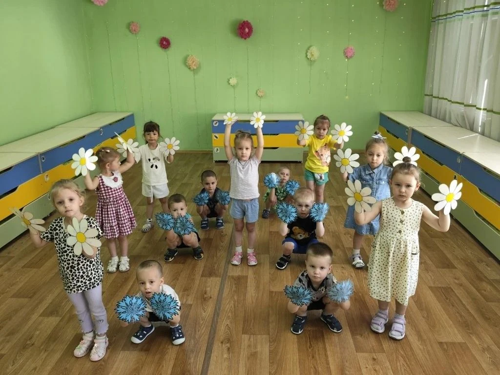 Сегодня в группе "Солнышко" состоялось праздничное музыкальное занятие посвященное "Дню России". Реб