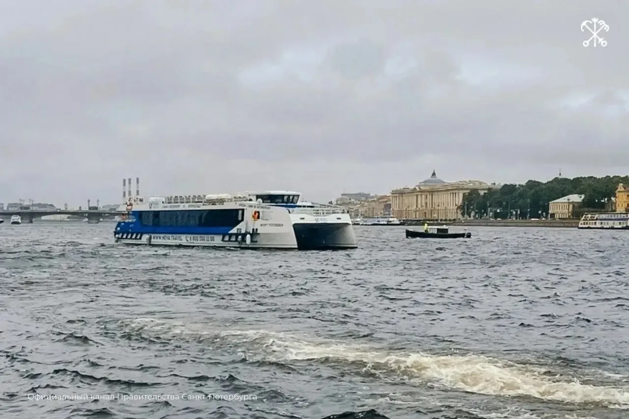 От Адмиралтейской набережной в Петергоф запустили скоростные катамараны

Суда проекта «Котлин», пост