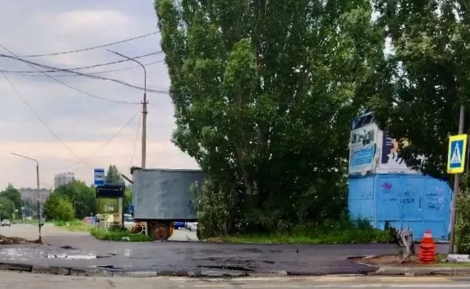 У "Руси" на тротуаре уложили асфальт, но не до конца👀
