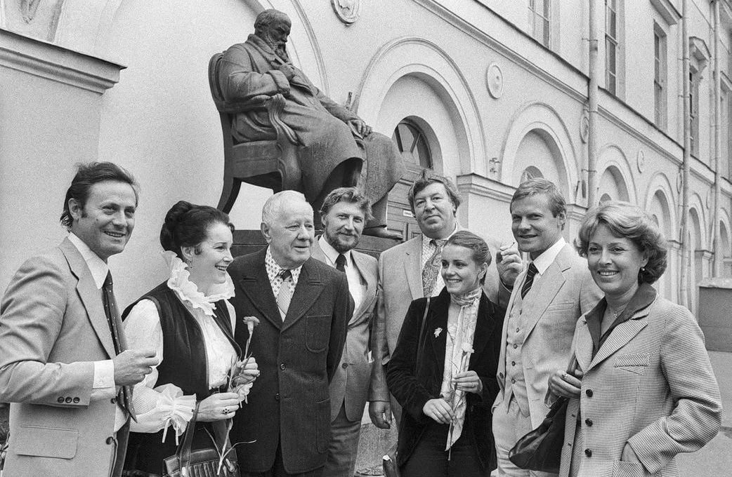 Редкий момент – целая плеяда звёзд на одном фото!

Артисты Малого театра: Юрий Соломин, Элина Быстри
