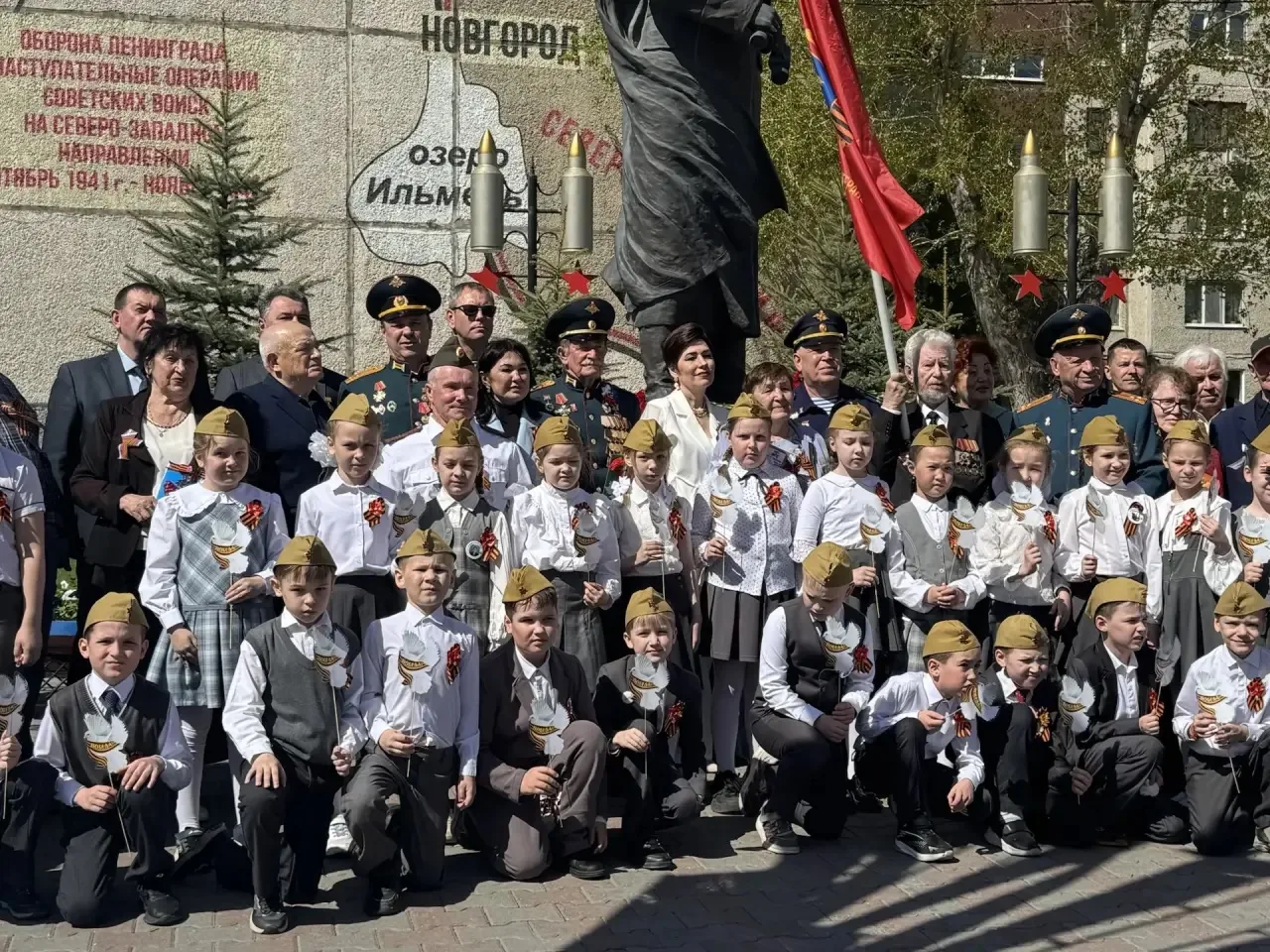 🇷🇺 «Их подвиг будем помнить мы»: юные федюнинцы почтили память героев у памятника легендарному коман