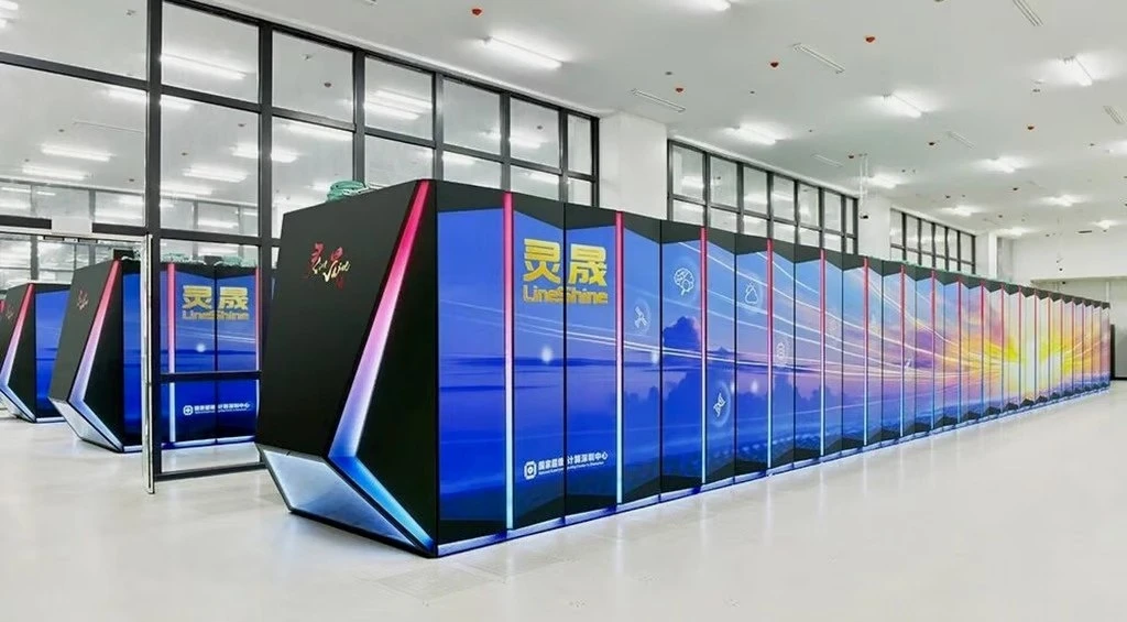 Китай возглавил рейтинг суперкомпьютеров мира

Китайская система LineShine в Национальном центре суп