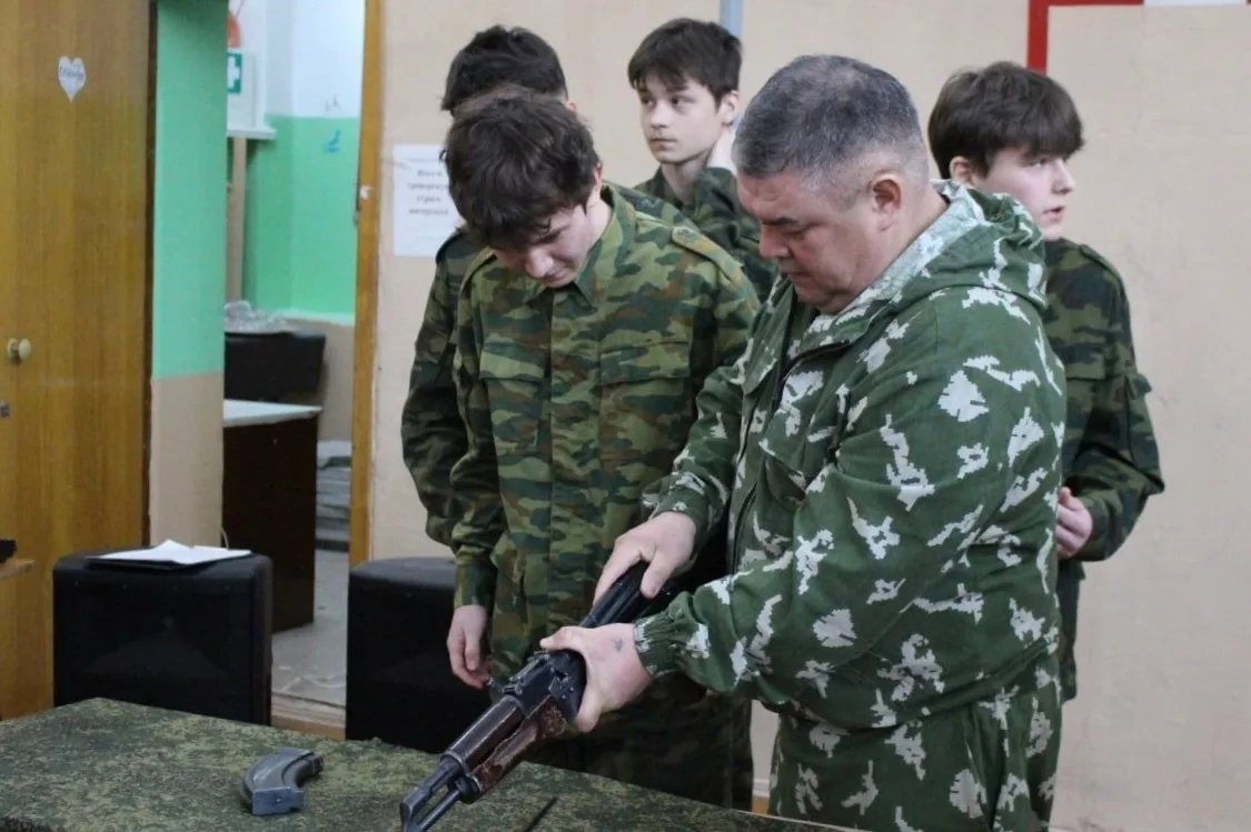 В честь Дня защитника Отечества среди учащихся 8–9 классов прошли Военные эстафеты ⭐️  В соревновани