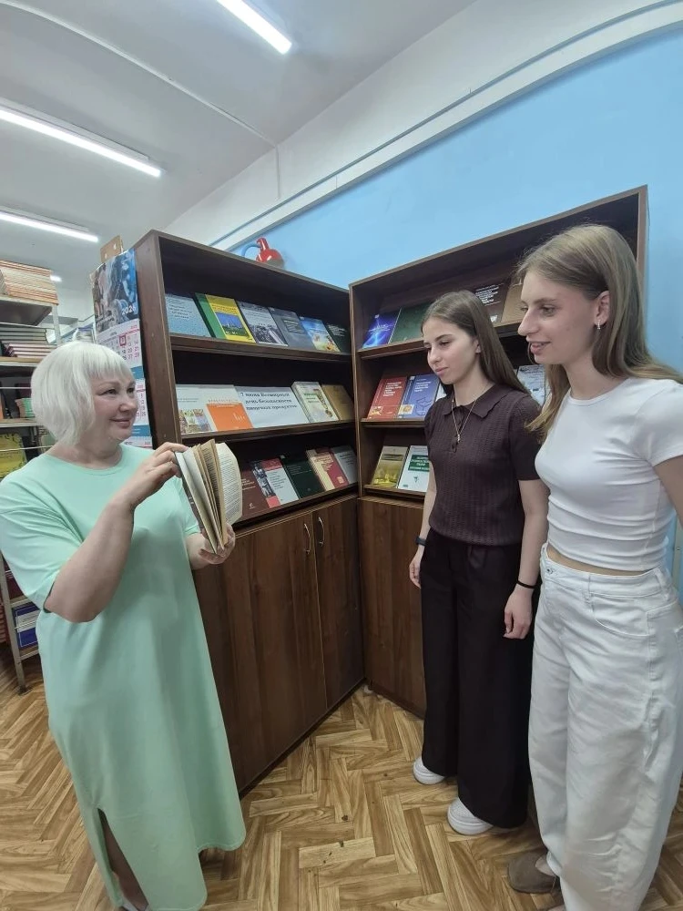 В абонементе обслуживания учебной литературой 2 действует книжно-иллюстрированная выста...