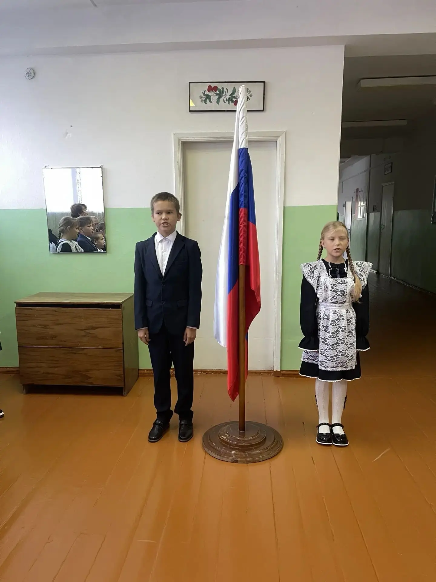 Понедельник в нашей школе традиционно начался с торжественной линейки, поднятия  Госуда...