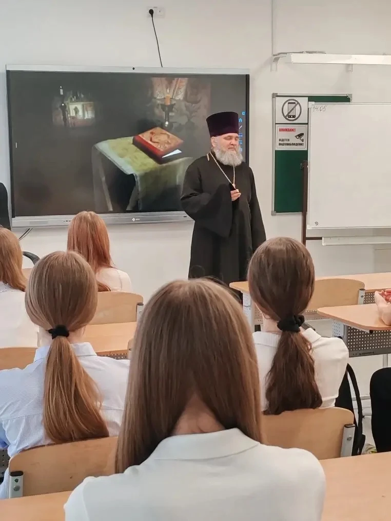 #ДуховноеВоспитание  🌟 Сегодня в 6В классе прошла особенная встреча — к ребятам пришёл гость, клирик