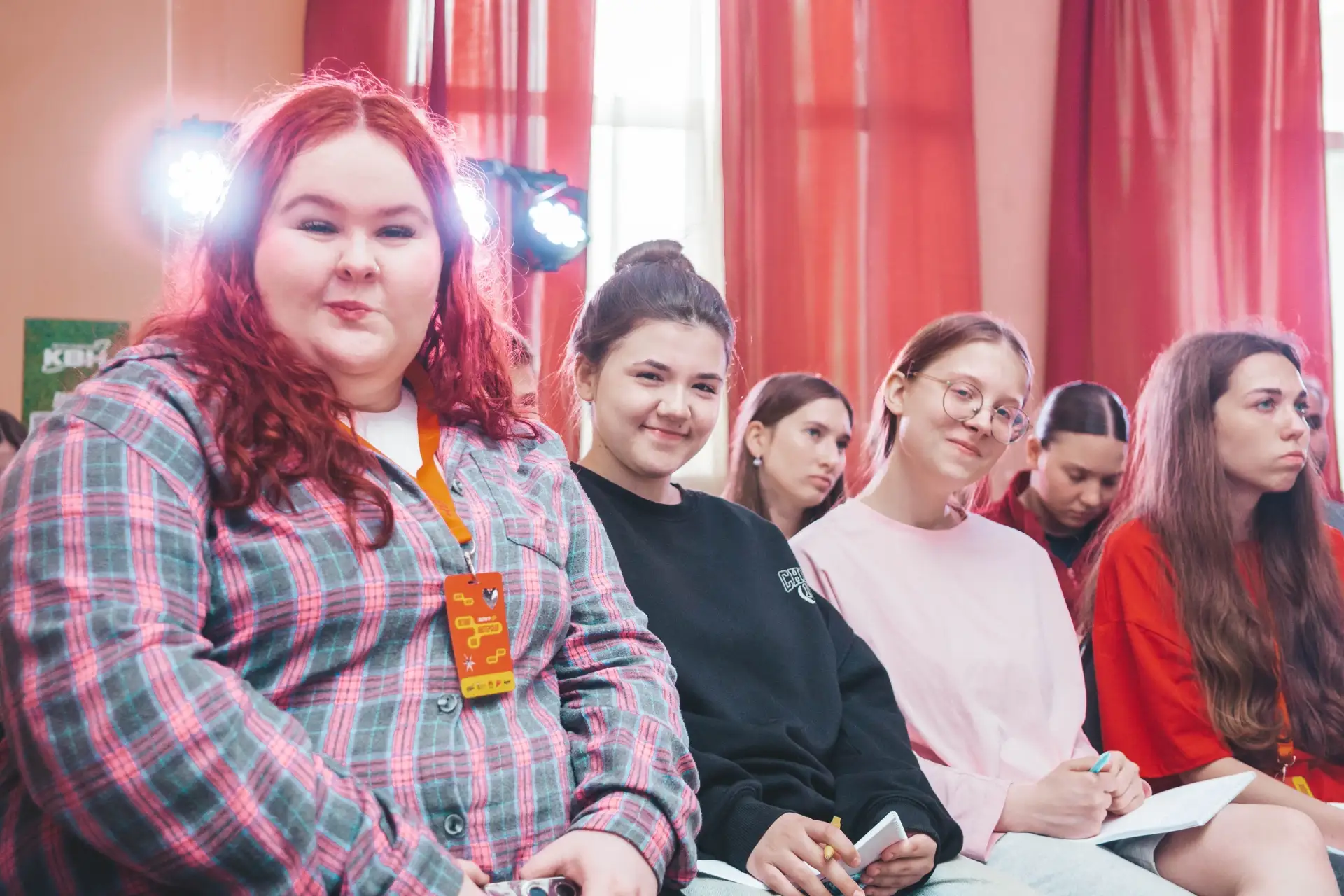 📚 Получаем знания

Изучили «теорию шутки» вместе с редактором и ведущим Премьер-лиги КВН, креативны